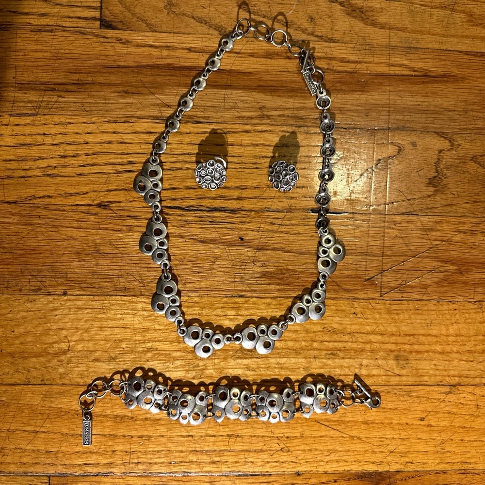 Necklace earrings set.